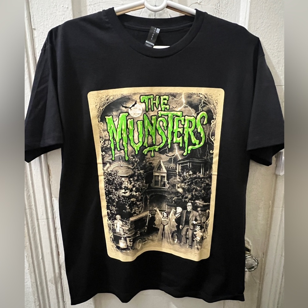 THE MUNSTERS T-shirt size large PLAYERYTEES 100% cotton